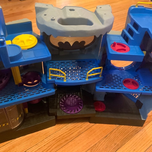 Fisher Price Batman Bat Cave Fold Up Playset 23” x 16” - Picture 4 of 5
